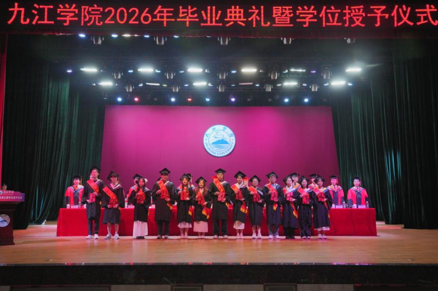 毕业生们身着学位服