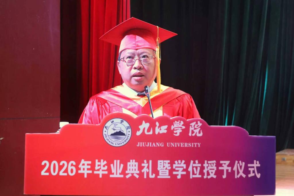 前厅毕业打卡点人头攒动